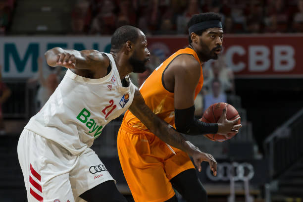 众的助威下 众的助威下