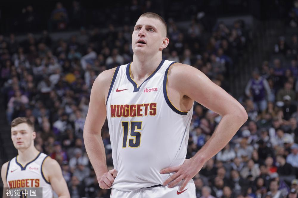 由于合同年 由于合同年